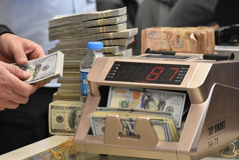 الدولار يحلق مع تصاعد التوتر بين إيران وإسرائيل

