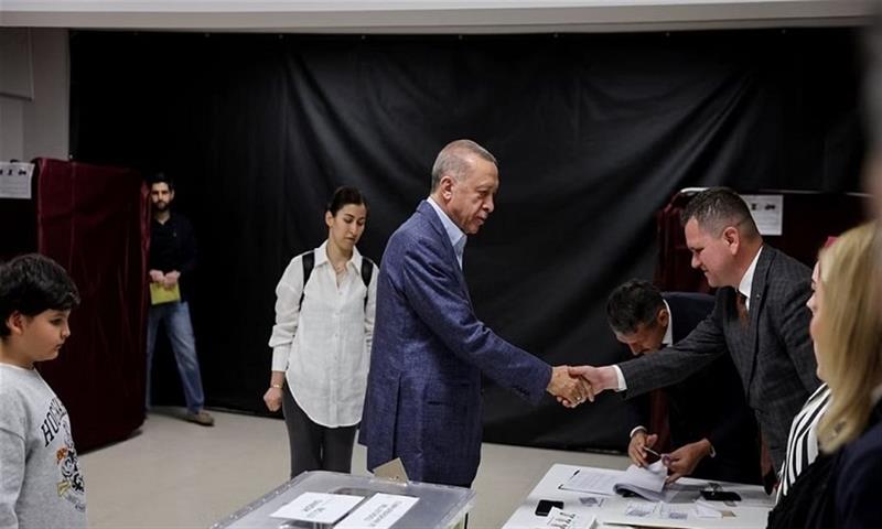 بالفيديو.. صفعة اردوغان لطفل في مركز انتخابي تثير الجدل 
