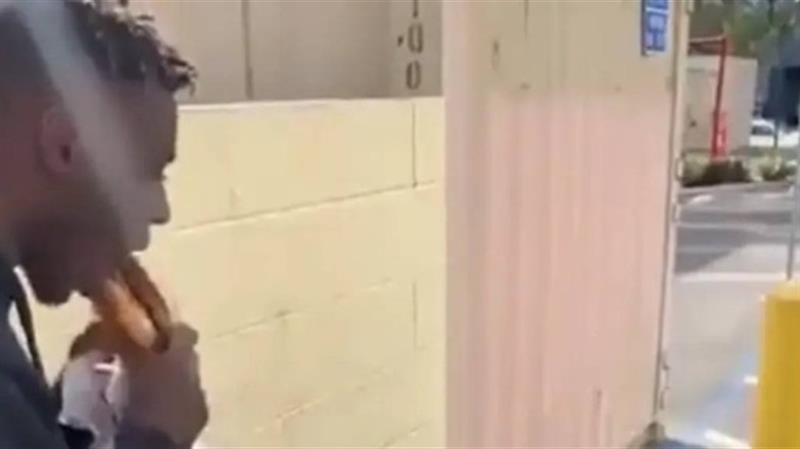 بالفيديو.. يوتيوبر قدم طعاما لمشرد ثم أكله مما اثار استفزاز الامريكيين