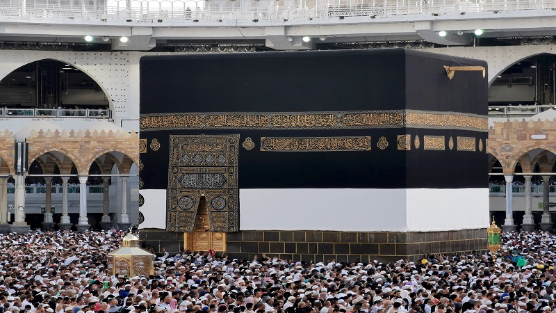هل هؤلاء يهود يطوفون حول الكعبة؟.. فيديو يفجر جدلا واسعا في العالم الإسلامي
