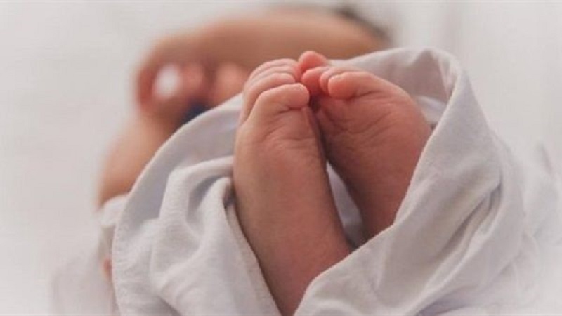 في حادث مأساوي.. وفاة رضيعة نسيتها والدتها في السيارة لـ 4 ساعات
