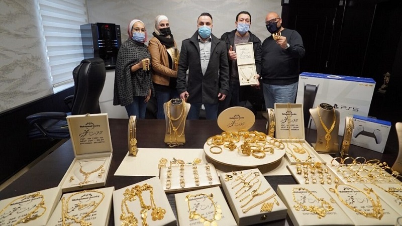 فيديو: هذه ردود فعلهم.. رجل اعمال عربي يفاجئ موظفيه بهدايا خيالية
